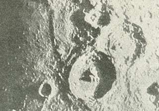 Billede af et månekrater.