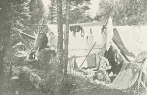 Teltlejr i en canadisk skov.